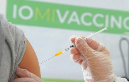 COVID – Vaccini, incremento delle prime dosi nelle fasce dai 20 ai 59 anni nell’ultima settimana