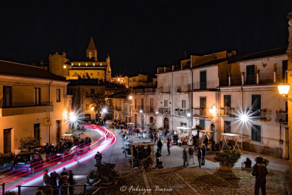 SPERIMENTAZIONI AZZECCATE – A Ficarra la piazza ritorna a vivere