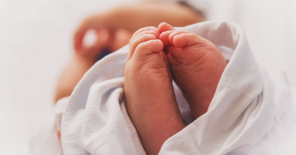 COMMENTI AMARI & SDEGNO – Dopo la morte del neonato prematuro morto in auto, i commenti dei politici