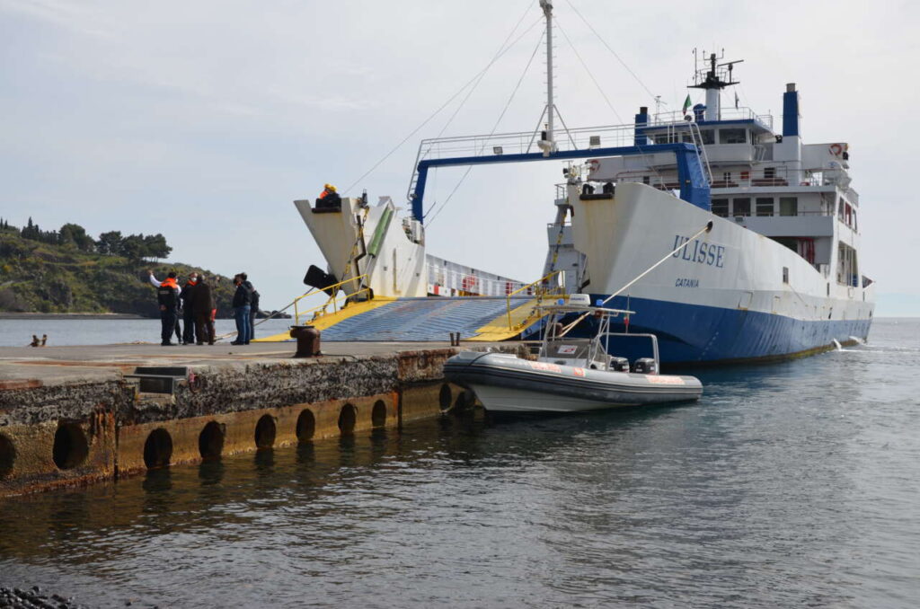 VULCANO – In vista della esercitazione della Protezione Civile del prossimo 9 aprile mattinata di prove per la nave “Ulisse” di Caronte & Tourist Isole Minori