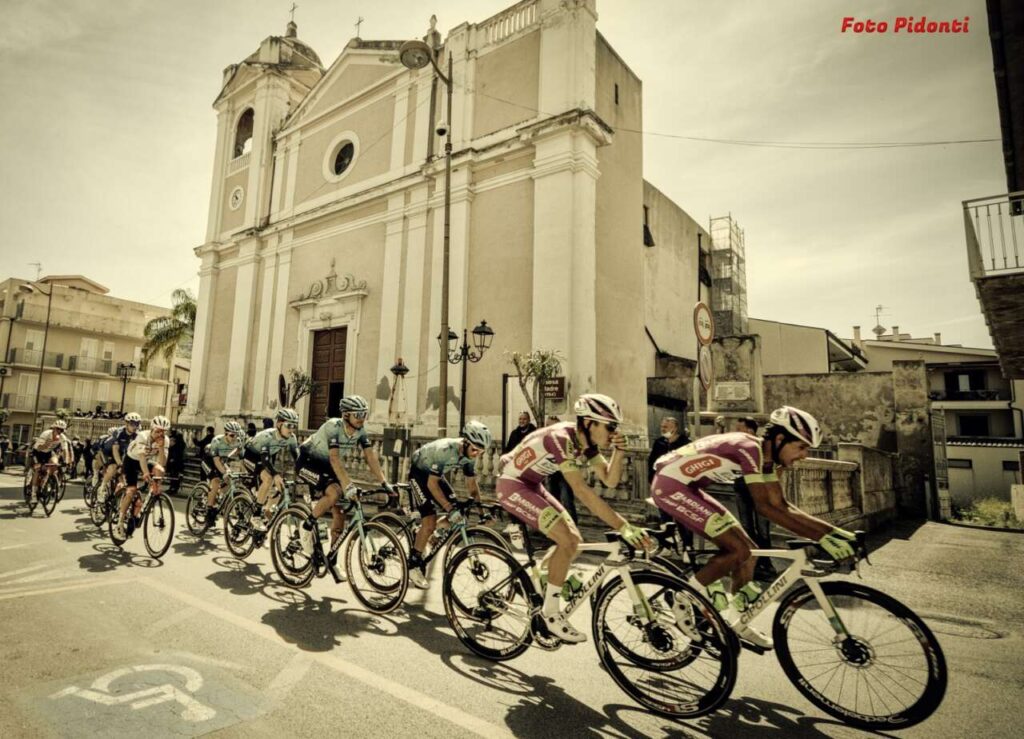 FOTO IN “GIRO” – A Brolo, ieri il passaggio della corsa