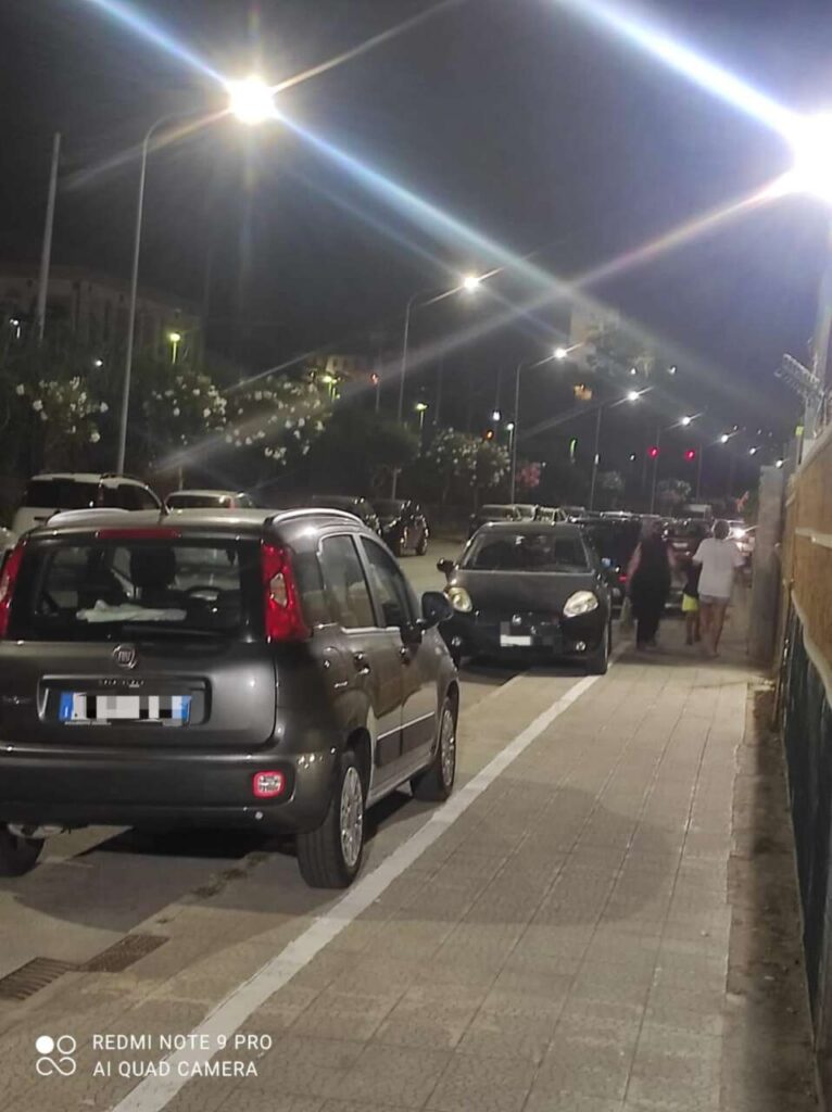 BROLO – Quei parcheggi “sul marciapiede” non ci piacciono