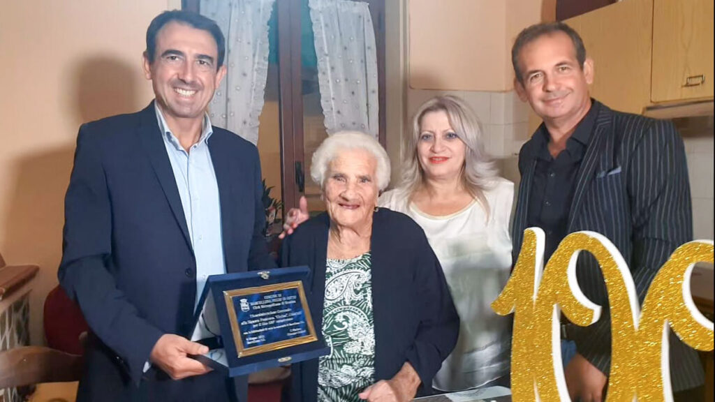 BARCELLONA P.G. – Il Comune premia la centenaria “Nonna Ciccina” per il video di 2,6 milioni di visualizzazioni su Bella Sicilia