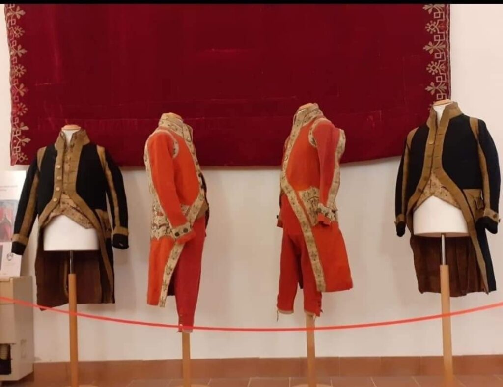ITALIA NOSTRA NEBRODI – Presentato il restauro dei costumi storici e dei manufatti appartenuti alla Gala del Senato pattese