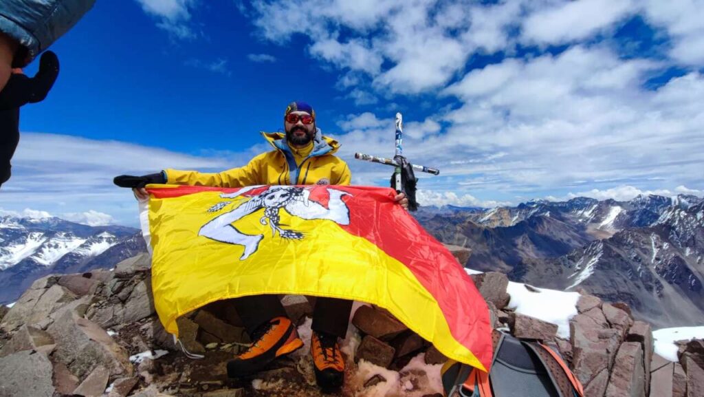 MISSIONE COMPIUTA  – Il siciliano Nunzio Bruno in Argentina scala la vetta del vulcano più alto del mondo
