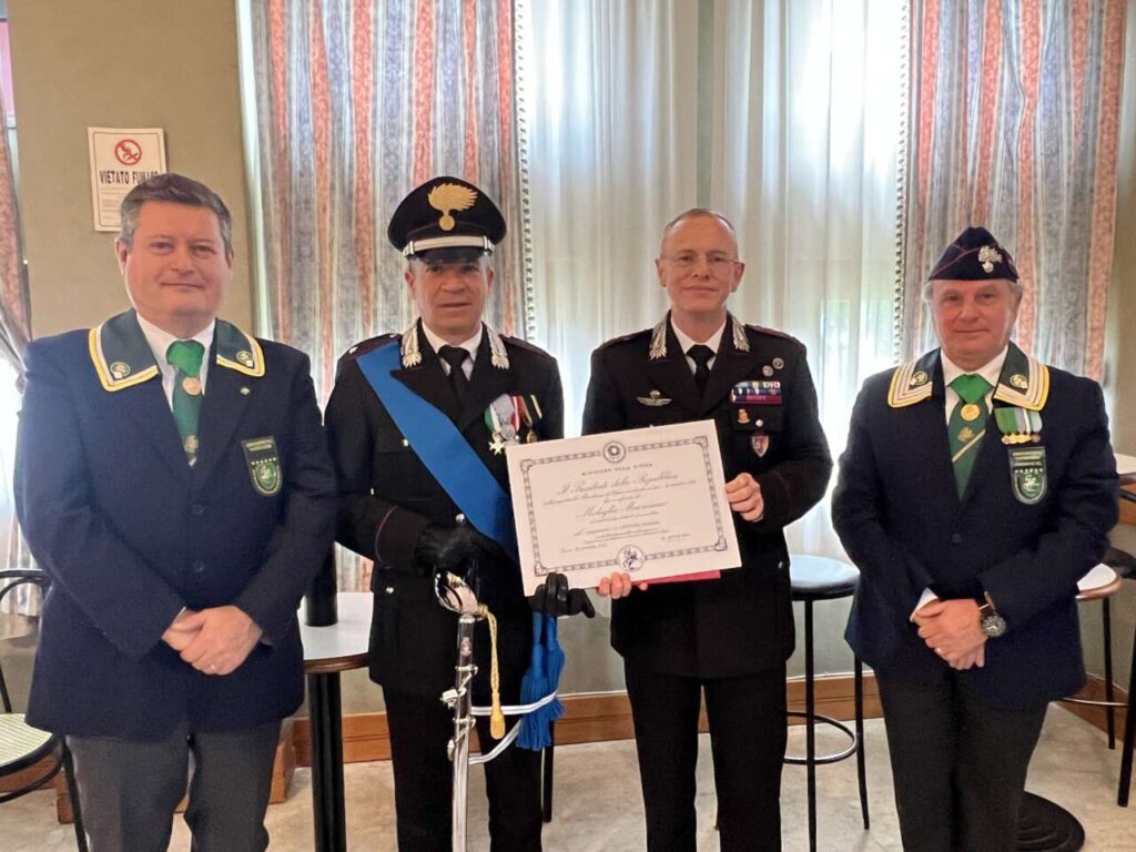 ONORIFICENZE – Il Colonnello Vittorio Carrara consegna il diploma della Medaglia Mauriziana