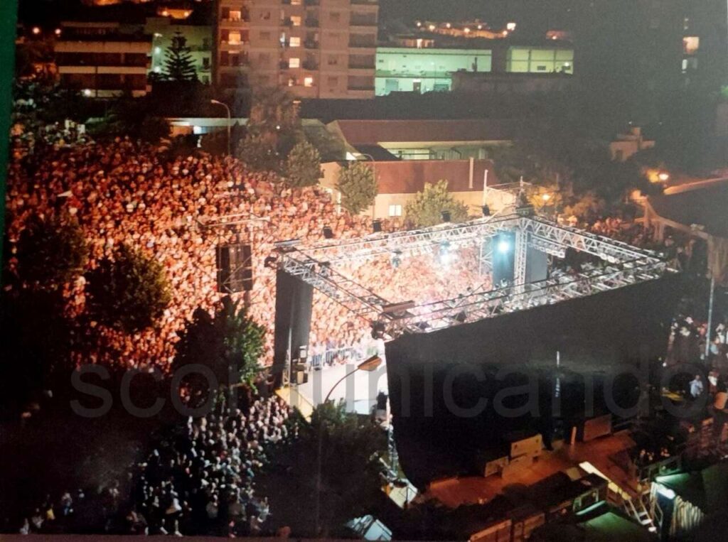 CARTOLINE – La foto del concerto dei Nomadi a Brolo