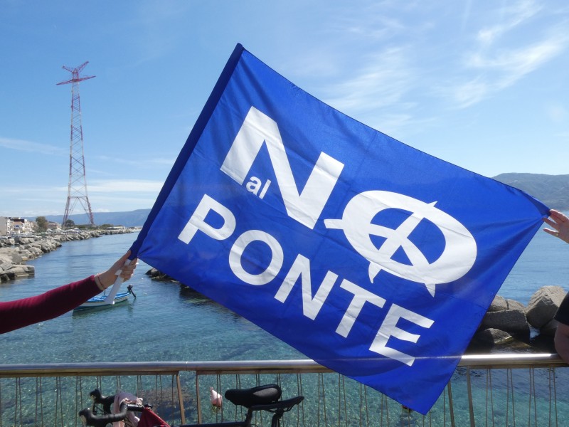 TORRE FARO – Partecipata assemblea No ponte: “Opera insostenibile e dannosa”. Gli interventi in piazza
