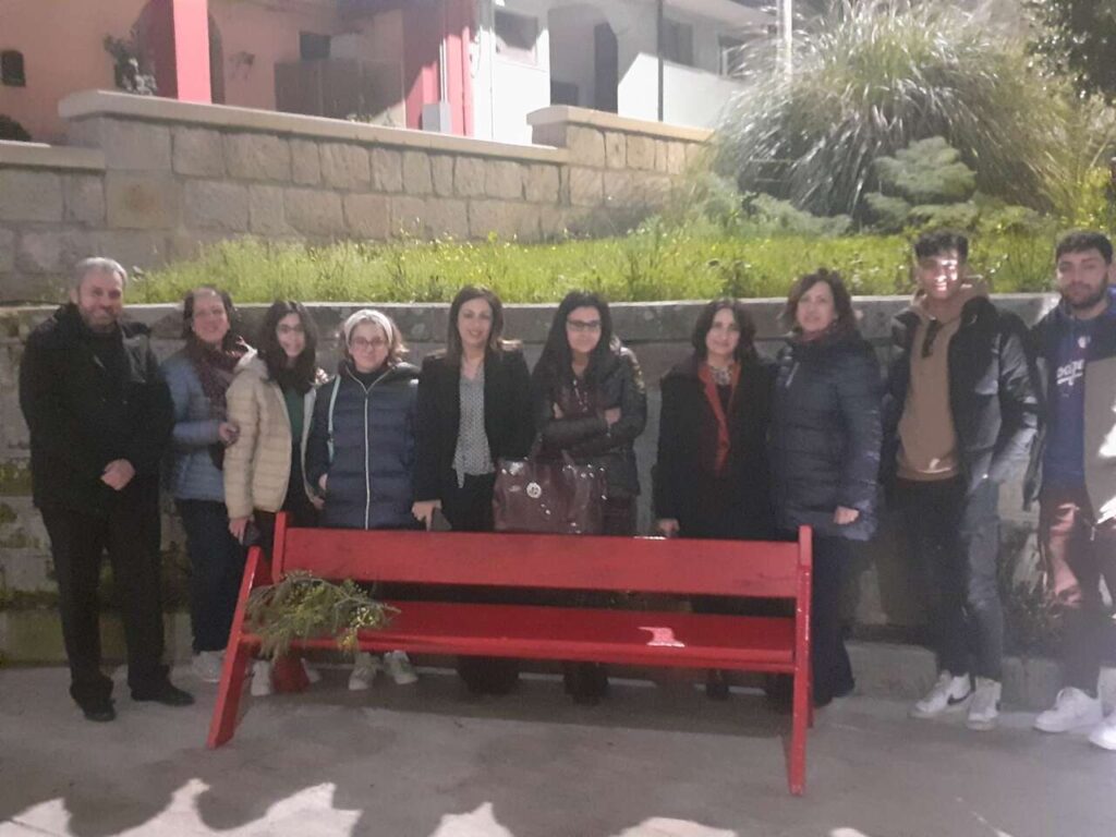 CASTELL’UMBERTO- Una panchina rossa per ricordare il sacrificio di Ipazia