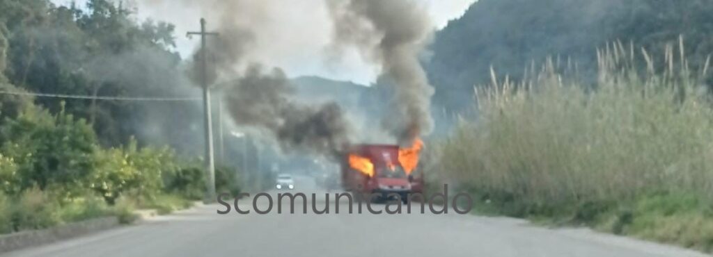 BROLO – In fiamme, sulla provinciale per Ficarra, il furgone di un corriere nazionale