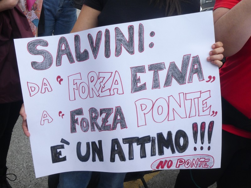 PONTE SULLO STRETTO – Agli imbarchi di Messina contestato duramente Salvini