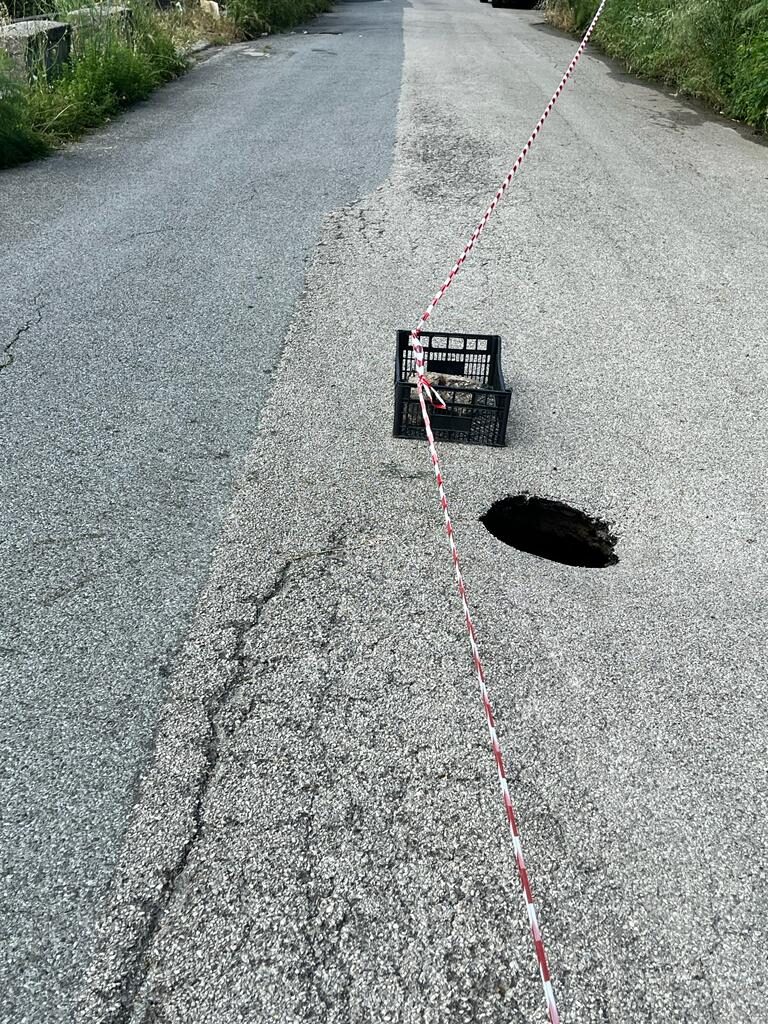 CASTELL’UMBERTO – A Chiaritta, sulla provinciale Castell’Umberto Tortorici, cede l’asfalto