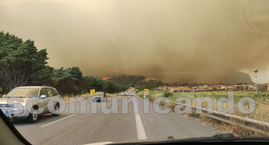 FUOCO & VIABILITA’ – Momentaneamente traffico bloccato sulla A20 per l’incendio nell’area di Tindari