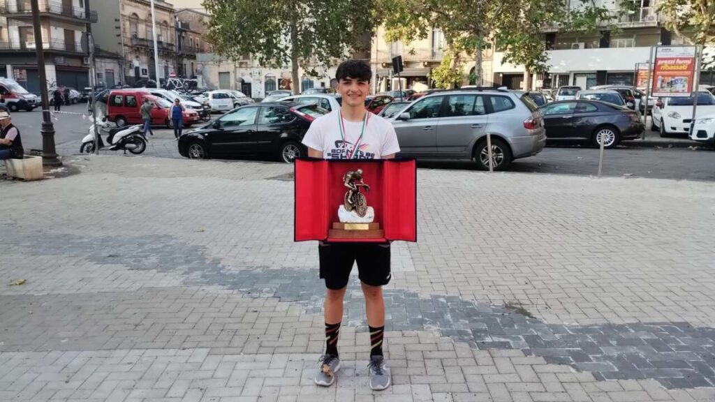 MILAZZO – Gianluigi Scibilia, atleta-studente del Majorana, vince il Trofeo ciclistico Città di Paternò