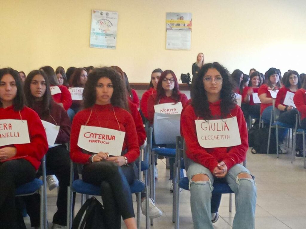 SANT’AGATA MILITELLO – Per dire stop alla violenza contro le donne, l’ITIS “Torricelli” si tinge di rosso