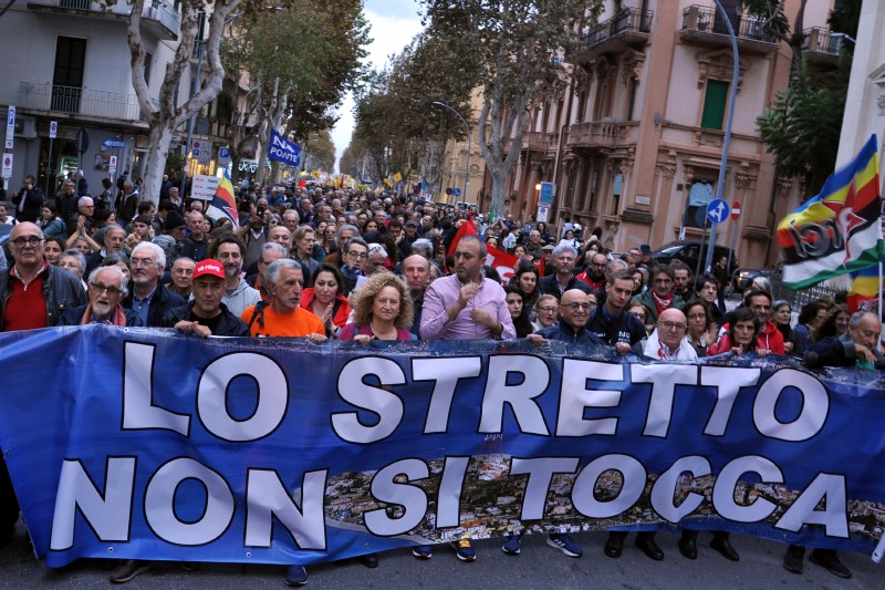 CORTEO NO PONTE – “Lo Stretto non si tocca”. Migliaia di manifestanti hanno percorso le strade di Messina. La fotogallery