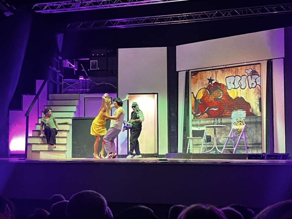 TEATRO – Grande successo per la commedia “Come fosse amore” in scena al Teatro del Mela