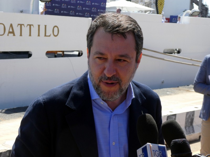PONTE E INFRASTRUTTURE – Salvini a Messina a bordo della nave “Dattilo”. Fuori, la contestazione dei No ponte
