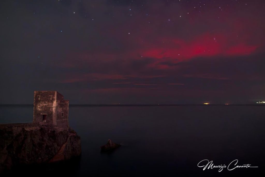 LA FOTO – Lo spettacolo dell”arco aurorale rosso stabile”  sulla torre delle Ciavole