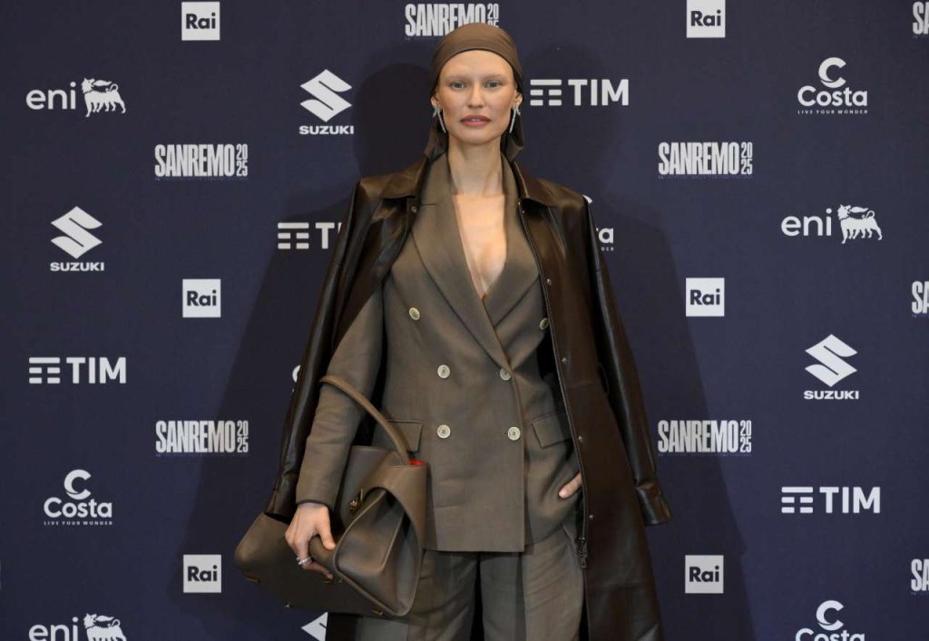 SANREMO 2025 – Bianca Balti è la protagonista indiscussa della seconda serata